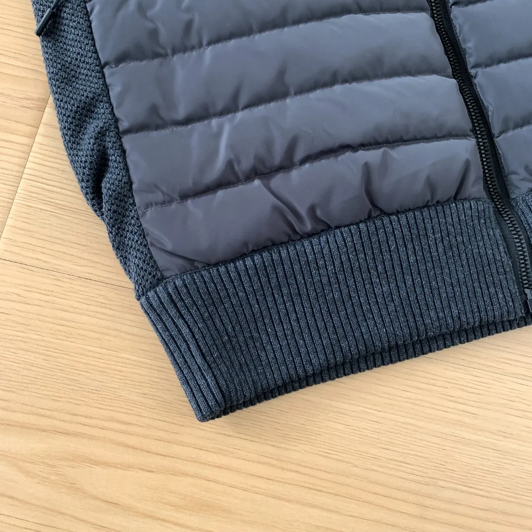 Style number: Y 🇨🇦Canada Goose "Canada Goose" 🇨🇦E 6829 y Bridge® men's knitted vest. The Hy Bridge® Knit Vest is the new arrival in our Hy Bridge® Knit Series, lightweight and warm. It can be worn as a jacket over a T-shirt or as an inner layer under another jacket for extra warmth without being bulky. Through Thermal Mapping® technology, down-filled thermal insulation panels are added to areas that need thermal insulation, and Breathable weaving technology is used to enhance breathability in areas that are prone to stuffiness. Color: Black red label Gray red label Dark Blue color red label Black black label Gray black label Size: XS S M L XL XXL